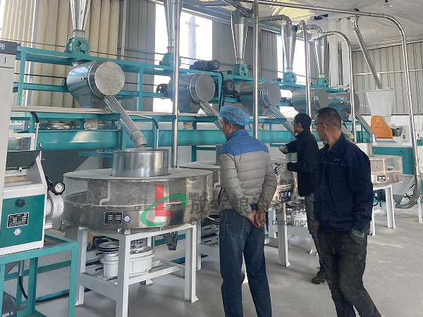 鶴壁客戶(hù)訂購(gòu)4+2組石磨面粉機(jī)，運(yùn)行良好